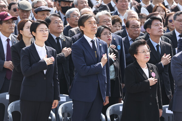 '이조(李·曺) 심판론' 대신 <b>이재명</b>‧조국 '손' 들어준 총선, '사법리스...