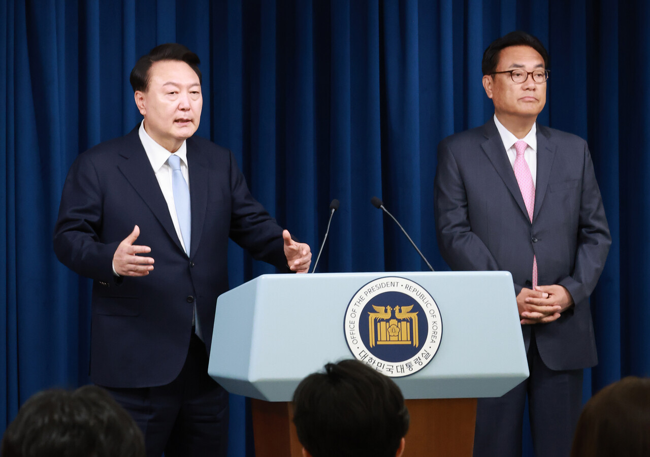 윤석열 대통령이 22일 서울 용산 대통령실 청사에서 열린 인사브리핑에서 신임 대통령 비서실장으로 임명된 국민의힘 정진석 의원을 소개한 뒤 더불어민주당 이재명 대표와의 영수회담 등 현안 관련 취재진의 질문에 답하고 있다.