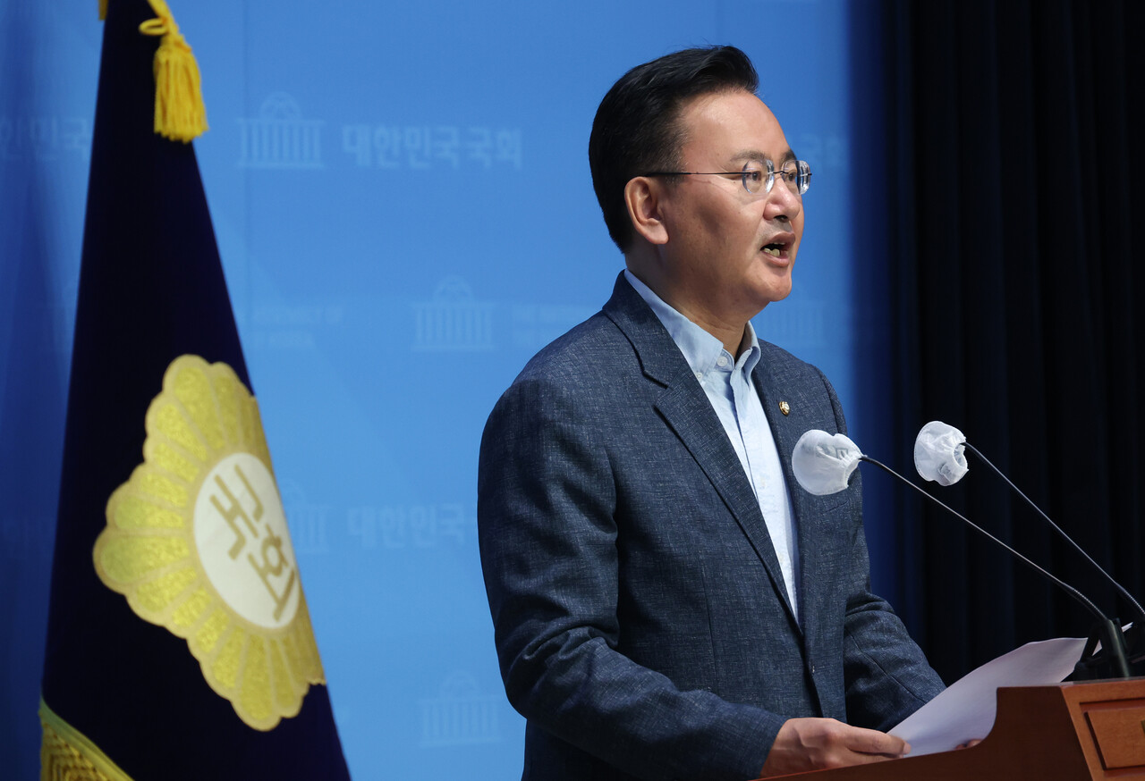 국민의힘 법사위원회 소속 유상범 의원이 24일 국회에서 이화영 전 부지사 관련 성명을 발표하고 있다.