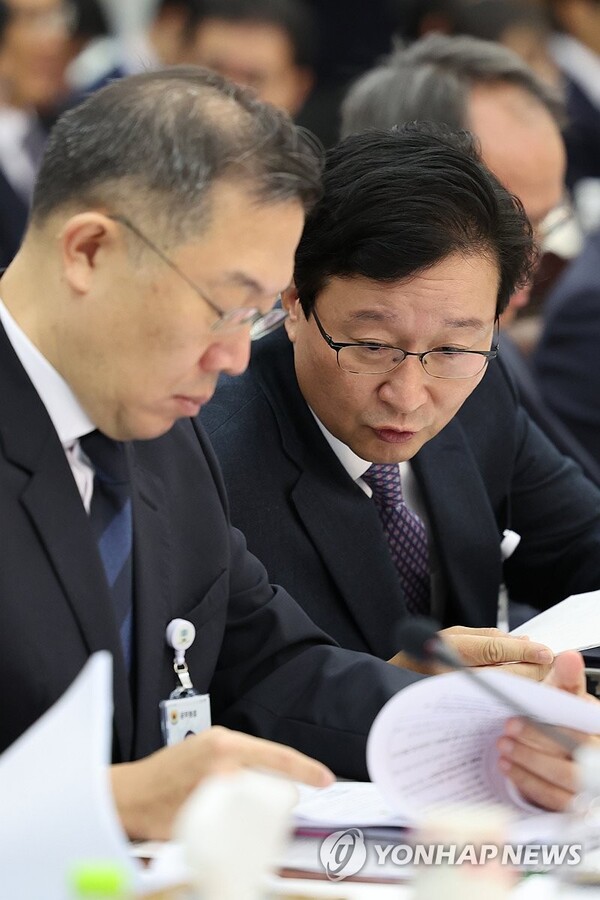 송경호 서울중앙지검장과 김유철 서울남부지검장이 지난해 10월 17일 오전 서울 서초구 서울고등검찰청에서 열린 국회 법제사법위원회의 서울중앙지검 등 11개 검찰청에 대한 국정감사에서 대화하고 있다.