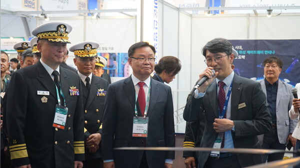 회전익사업관리실 박진석 상무(오른쪽)가 해군참모차장 강동길 중장(왼쪽)과 창원특례시 홍남표 시장(가운데)에게 KAI 회전익 제품군을 소개하고 있다.