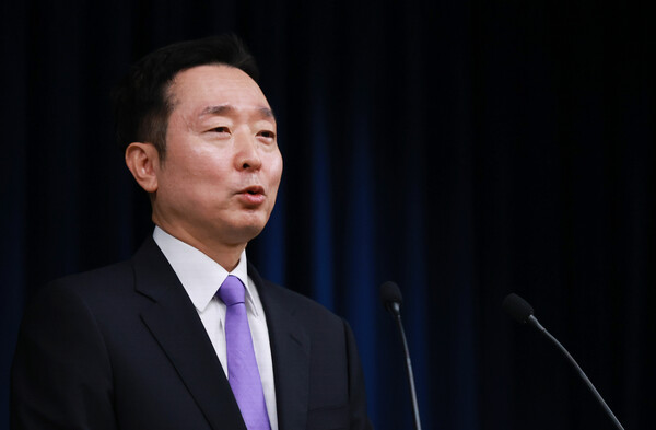  이도운 대통령실 홍보수석이 29일 서울 용산 대통령실 청사에서 이날 열린 윤석열 대통령과 더불어민주당 이재명 대표의 영수회담 관련 브리핑을 하고 있다(연합뉴스)