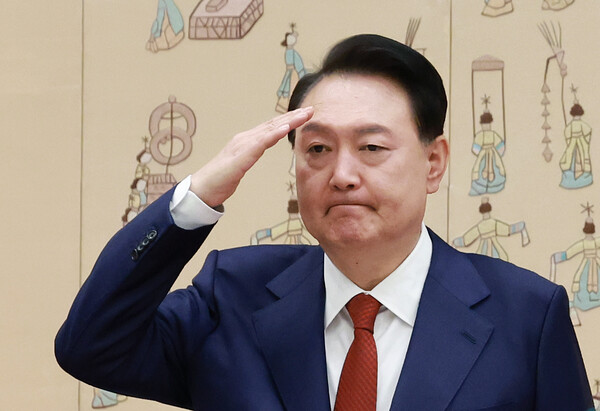 윤석열 대통령이 1일 서울 용산 대통령실 청사에서 열린 중장 진급·보직 신고 및 삼정검 수치 수여식에서 중장 진급자들로부터 거수 경례를 받고 있다(연합뉴스)