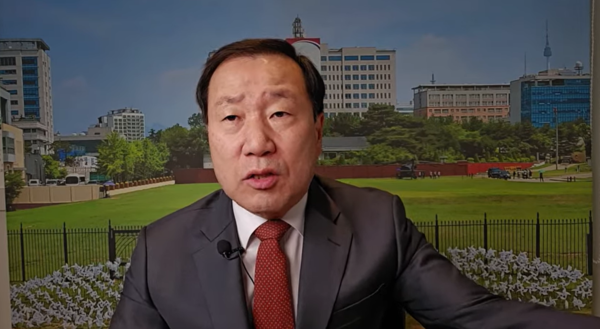 최병묵 전 월간조선 편집장이 방송을 진행하고 있는 모습(이미지-유튜브채널 최병묵의 팩트)