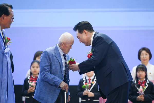 윤석열 대통령이 3일 서울 중구 장충체육관에서 열린 제52회 어버이날 기념식에서 어르신들에게 직접 카네이션을 달아드리고 있다.(연합뉴스)