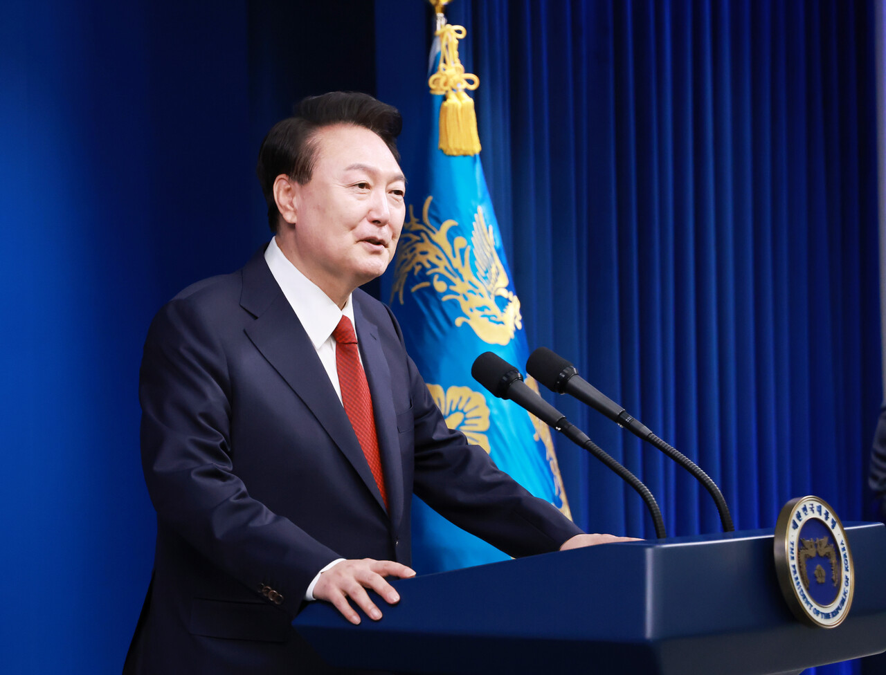 윤석열 대통령이 9일 오전 서울 용산 대통령실 청사 브리핑실에서 열린 '윤석열정부 2년 국민보고 및 기자회견'에서 취재진의 질문에 답하고 있다.(연합뉴스)