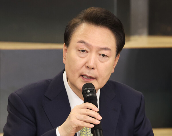 윤석열 대통령이 14일 서울 중구 서울고용복지플러스센터에서 열린 스물다섯번째 '국민과 함께하는 민생토론회'에서 모두발언을 하고 있다. 이날 토론회는 '고맙습니다, 함께 보듬는 노동현장'을 주제로 진행됐다(연합뉴스)