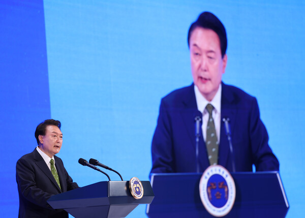 윤석열 대통령이 22일 서울 중구 신라호텔에서 열린 '2024 아시안리더십콘퍼런스 개회식'에서 축사하고 있다(연합뉴스)