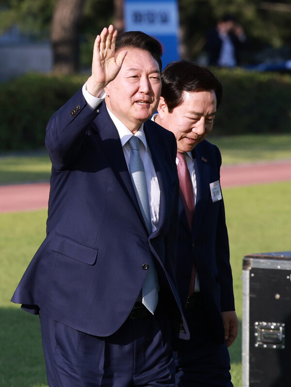 윤석열 대통령이 23일 서울 용산 대통령실 잔디마당에서 열린 '2024 대한민국 중소기업인대회'에 입장하며 손 흔들어 인사하고 있다(연합뉴스)