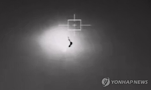 합참이 28일 공개한 서북도서 지역의 우리 경비함정의 감시장비로 촬영한 북한 주장 군사정찰위성 폭발 영상 캡처. 