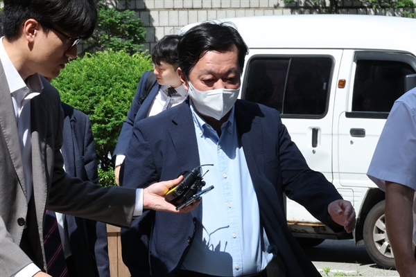 정진상 전 더불어민주당 당대표실 정무조정실장이 지난 9일 오전 서울 서초구 서울중앙지법에서 열린 공판에 출석하기 위해 법정으로 향하고 있다.(연합뉴스)