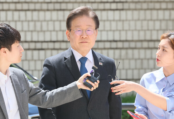 ▲ 더불어민주당 이재명 대표가 31일 오후 서울 서초구 서울중앙지방법원에서 열리는 공직선거법 위반 1심 속행 공판에 출석하고 있다. (사진제공=연합뉴스)