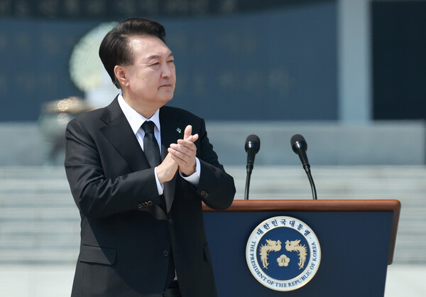  윤석열 대통령이 6일 서울 동작구 국립서울현충원에서 열린 제69회 현충일 추념식에서 국가유공자 증서를 수여한 뒤 박수를 치고 있다(연합뉴스)