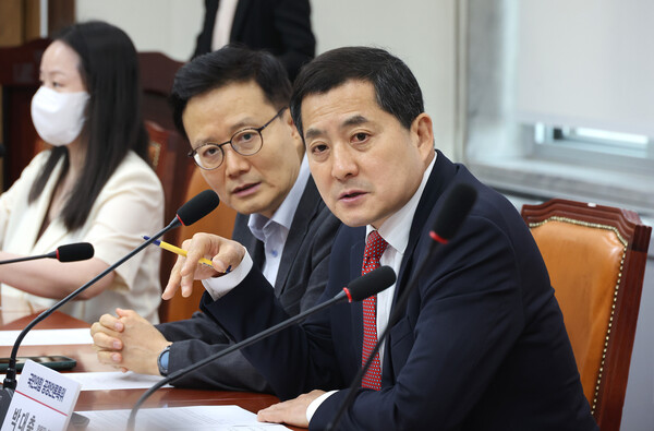 국민의힘 박대출 공정언론특위 위원장(오른쪽)이 10일 오전 국회에서 열린 민주당-민노총 '방송장악3법' 저지를 위한 연석회의에서 참석자들과 대화하고 있다(연합뉴스)