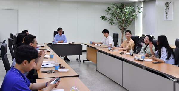 ▲성창훈 사장(가운데)이 타운홀 미팅에서 출산･육아 지원 제도 활용 직원들과 의견을 나누고 있다. / 사진제공=조폐공사