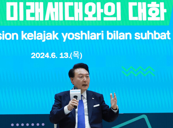 윤석열 대통령이 13일 오후(현지시간) 우즈베키스탄 타슈켄트의 창업 촉진 센터(U-Enter)에서 열린 '한-우즈베크 혁신 미래세대와의 대화' 간담회에 참석해 발언하고 있다(연합뉴스)