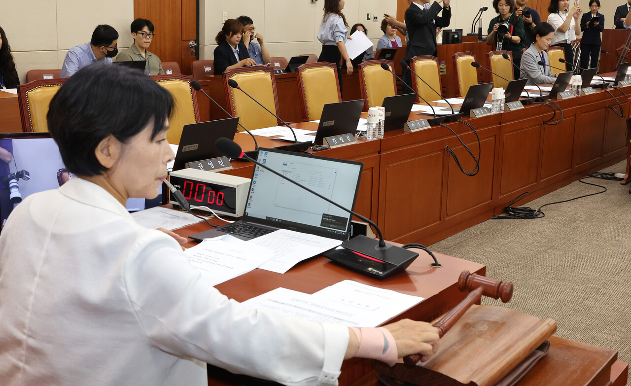 14일 국회에서 더불어민주당 소속 최민희 위원장 주재로 과학기술정보방송통신위원회 전체회의가 열리고 있다. 뒤로 사임계를 제출한 국민의힘 소속 위원들의 빈 자리가 보인다.