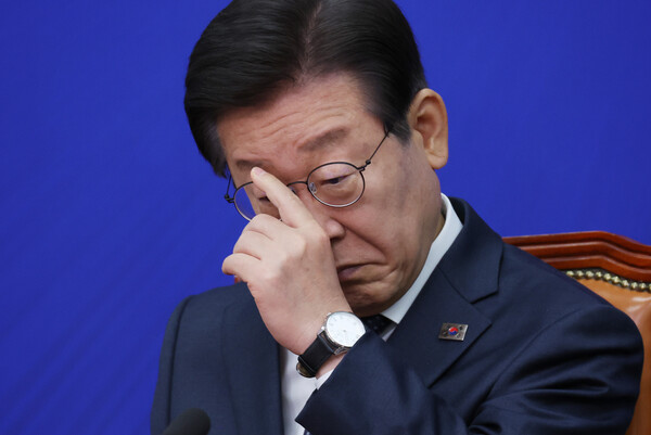 더불어민주당 이재명 대표가 14일 국회에서 열린 최고위원회의에서 굳은 표정을 짓고 있다(연합뉴스)