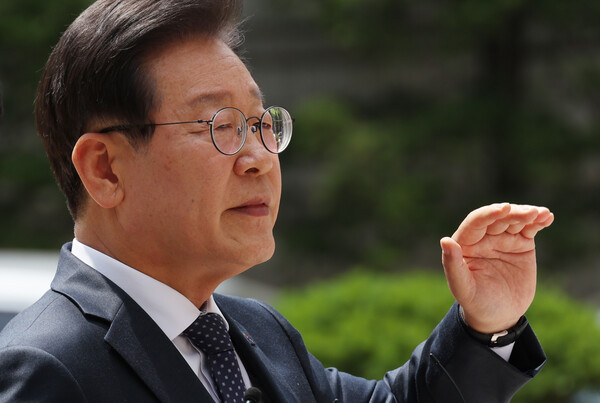 더불어민주당 이재명 대표가 14일 서울 서초동 서울중앙지법에서 열리는 공직선거법 관련 재판에 출석하기에 앞서 취재진 앞에서 입장을 말하고 있다(연합뉴스)