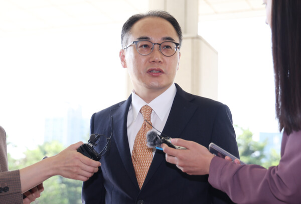 이원석 검찰총장이 5일 오전 서울 서초구 대검찰청으로 출근하며 취재진의 질문을 받고 있다(연합뉴스)