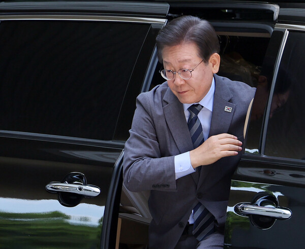 더불어민주당 이재명 대표가 21일 오전 서울 서초구 서울중앙지법에서 열린 '대장동 배임·성남FC 뇌물' 관련 1심 속행 공판에 출석하기 위해 법원에 도착하고 있다./사진제공=연합뉴스