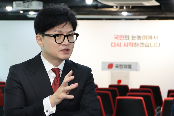 국민의힘 당권주자인 한동훈 전 비상대책위원장이 25일 오전 서울 여의도 당사에서 7·23 전당대회 당대표 후보자 등록을 마친 뒤 관계자들과 대화하고 있다(연합뉴스)