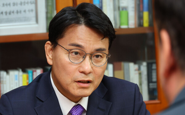 국민의힘 당대표 출마를 선언한 윤상현 의원이 25일 오전 국회 의원회관에서 싱하이밍 주한 중국대사를 만나 대화하고 있다. 이들은 이날 화성 화재희생자 관련 지원대책 및 수습방안을 논의했다(연합뉴스)