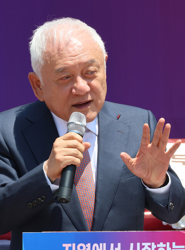 12일 오후 경남 하동군 화개장터에서 열린 제2차 지역협의회 회장단 회의에서 김한길 국민통합위원회 위원장이 발언하고 있다(연합뉴스)