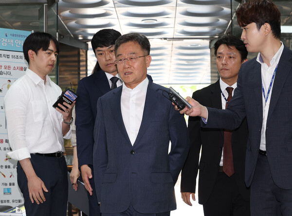 지난 대선에서 대장동 사건과 관련한 허위 인터뷰로 윤석열 대통령의 명예를 훼손한 혐의를 받는 화천대유자산관리 대주주 김만배 씨가 20일 오전 서울 서초구 서울중앙지법에서 열린 영장실질심사에 출석하기 위해 법정으로 향하고 있다(연합뉴스)