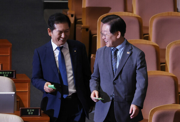 더불어민주당 이재명 전 대표(오른쪽)와 정청래 의원이 27일 오후 국회 본회의장에서 열린 국회부의장, 상임위원장 선거 투표하고 있다(연합뉴스)