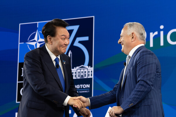 윤석열 대통령이 11일(현지시간) 미국 워싱턴DC 메리어트 마르퀴스 호텔에서 열린 북대서양조약기구(NATO·나토) 퍼블릭포럼 인도·태평양 세션에서 미국 싱크탱크 허드슨연구소의 케네스 와인스타인 석좌와 악수하고 있다(연합뉴스)