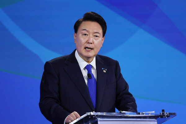 윤석열 대통령이 11일(현지시간) 미국 워싱턴DC 메리어트 마르퀴스 호텔에서 열린 북대서양조약기구(NATO·나토) 퍼블릭포럼 인도·태평양 세션에서 연설하고 있다(연합뉴스)