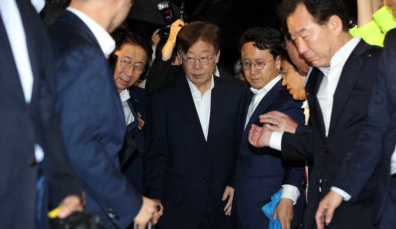 2023년 9월 27일 서울중앙지법이 더불어민주당 이재명 대표에 대한 구속 전 피의자 심문 뒤 검찰이 청구한 구속영장을 기각했다. 더불어민주당 이재명 대표가 경기 의왕 서울구치소를 나서고 있다.