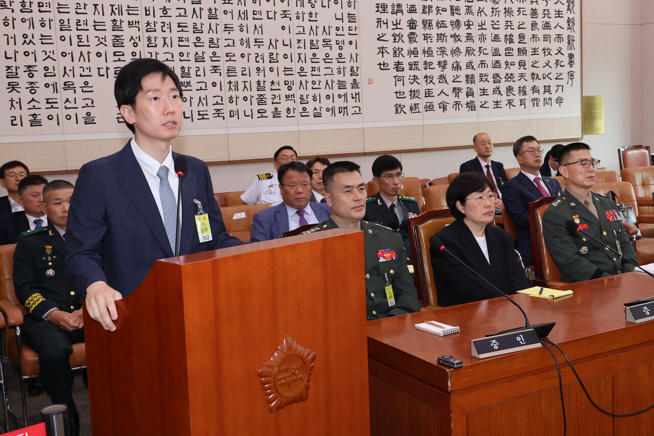 지난 19일 국회 법제사법위원회에서 열린 '윤석열 대통령 탄핵소추안 발의 요청' 국민동의 청원 청문회. '임성근 구명의혹' 제보자인 김규현 변호사가 위원들의 질문에 답하고 있다.