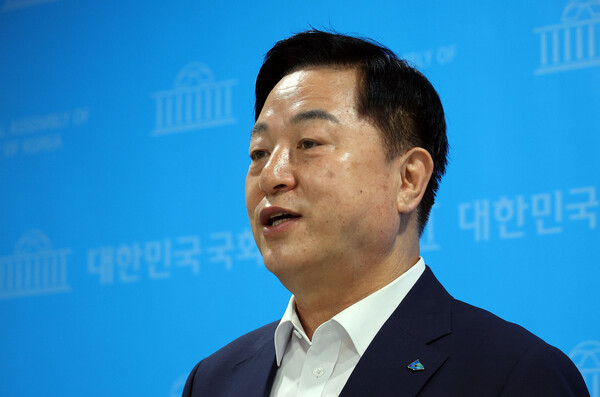 더불어민주당 김두관 당대표 후보가 29일 오전 국회 소통관에서 민생경제 대연정 제안 기자회견을 마친 뒤 취재진 질문에 답하고 있다(연합뉴스)