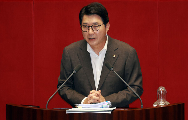 국민의힘 신동욱 의원이 26일 오후 국회 본회의에서 '방송법 일부개정법률안'에 관한 무제한토론을 하고 있다(연합뉴스)