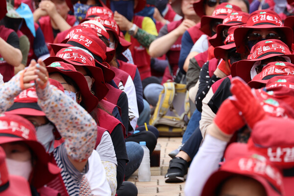 23일 경북 포항시 남구 대이동 포항시청 앞 광장에서 열린 전국플랜트건설노동조합 포항지부의 '2024 임·단투 총력 투쟁 결의대회'에서 조합원들이 구호를 외치고 있다(연합뉴스)