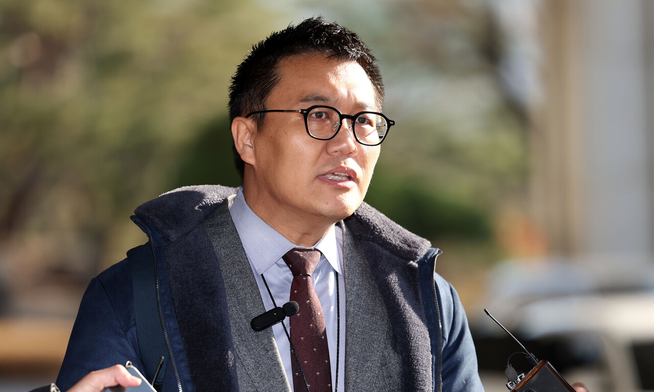 2023년 11월 28일 대통령선거를 앞두고 윤석열 대통령에게 불리한 허위 보도를 했다는 의혹으로 수사받는 허재현 리포액트 기자가 피의자 신분으로 조사를 받기 위해 서울 서초구 서울중앙지검으로 출석하며 발언하고 있다.