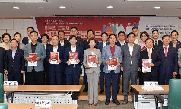 나경원 의원(국민의힘·5선·서울 동작을)이 21일 오전 10시 국회의원회관 제3세미나실에서 ‘저출생 인구위기 시대, 외국인 근로자와 국민이 모두 WIN-WIN 하는 외국인 근로자 최저임금 구분적용 세미나’를 개최했다. /사진제공 = 나경원 의원실