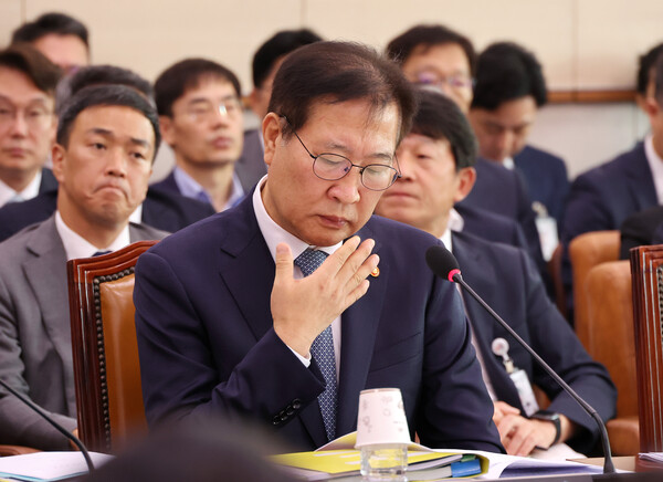 박성재 법무부 장관이 23일 오전 서울 여의도 국회에서 열린 법제사법위원회 전체회의에서 자료를 살펴보고 있다(연합뉴스)