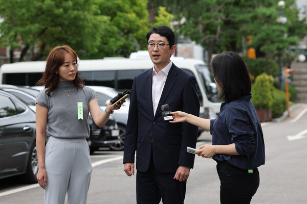 국회 법제사법위원회 국민의힘 주진우 의원이 27일 서울 종로구 헌법재판소에서 열린 윤석열 대통령 탄핵청원 청문회 관련 국회 법사위원장인 더불어민주당 정청래 의원을 상대로 낸 권한쟁의심판 변론기일에 참석하며 취재진의 질문에 답하고 있다(연합뉴스)