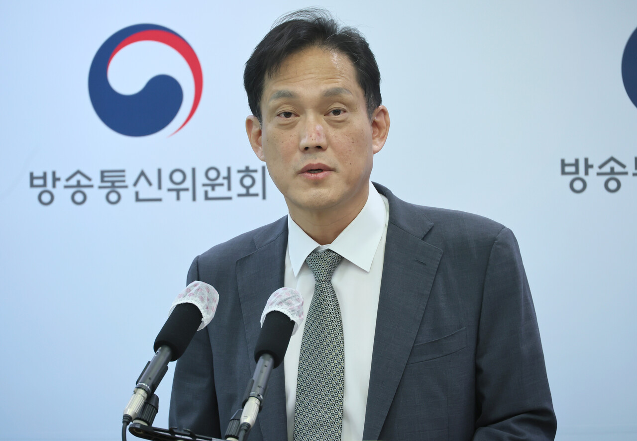 김태규 방통위원장 직무대행이 30일 정부과천청사 방송통신위원회에서 국회 과방위의 감사원 감사요구 의결과 관련해 입장문을 발표하고 있다. 국회 과학기술정보방송통신위원회는 지난 28일 방송통신위원회가 '2인 체제'로 공영방송 이사를 선임한 과정에 대해 감사원 감사를 요구하는 안을 야당 주도로 의결한 바 있다.