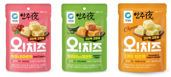 대상 청정원의 안주 가정간편식 브랜드 ‘안주야(夜)’가 치즈에 오징어 통살을 더한 ‘오!치즈’ 3종을 출시한다. 사진은 ‘안주야(夜) 오!치즈’ △바질&토마토맛 △할라피뇨&페퍼맛 △3가지 치즈맛 제품 사진. 사진 제공=대상 청정원.