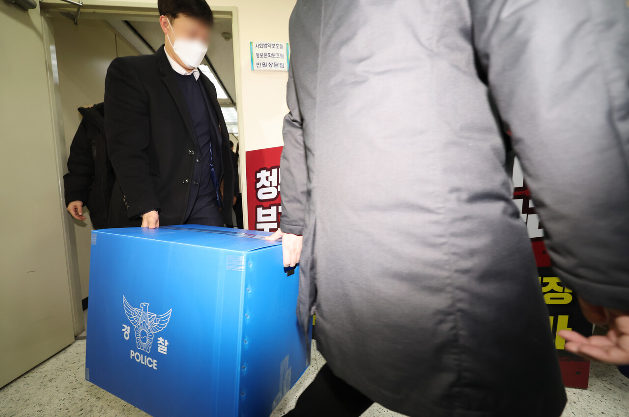 경찰 수사관들이 15일 방송통신심의위원회 내부 직원이 민원인의 개인정보를 유출했다는 의혹과 관련해 서울시 목동 한국방송회관에 있는 방송통신심의위윈회 민원상담팀 등을 압수수색 한 뒤 나오고 있다. /사진 = 연합뉴스