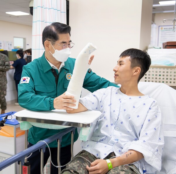  김용현 국방부장관이 16일 오전 경기 성남시 국군수도병원 응급실에서 치료 중인 장병을 격려하고 있다(연합뉴스)