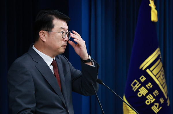 장상윤 대통령실 사회수석비서관이 19일 서울 용산 대통령실 청사에서 응급의료 상황 등과 관련 현안 브리핑을 하기 앞서 안경을 고쳐 쓰고 있다(연합뉴스)