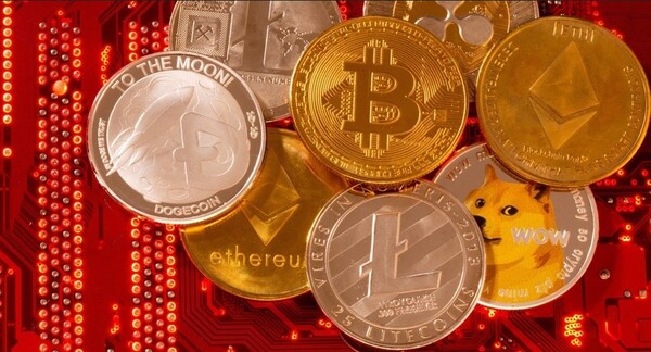 ▲비트코인, 이더리움, 도지코인, 리플, 라이트코인 등 가상화폐 모형들 (로이터=연합뉴스 자료 사진)