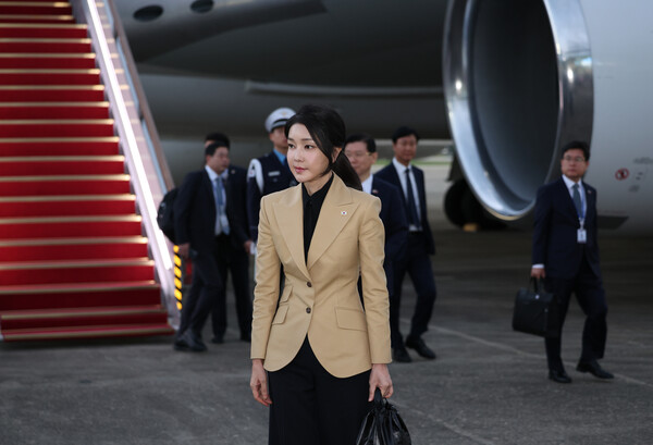 윤석열 대통령의 체코 방문에 동행했던 김건희 여사가 22일 성남 서울공항으로 귀국하고 있다(연합뉴스)