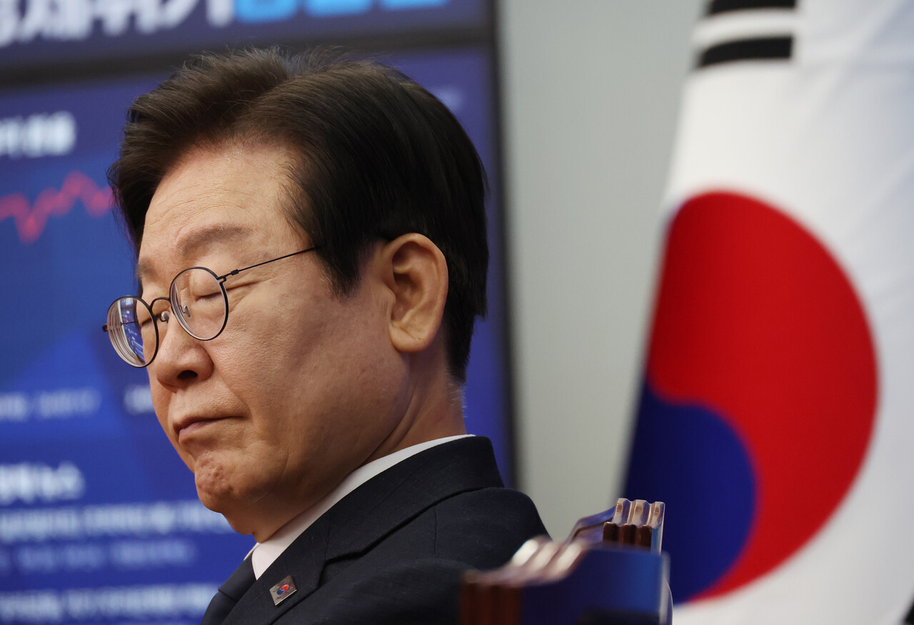 더불어민주당 이재명 대표가 지난 20일 국회에서 열린 최고위원회의에서 어두운 표정을 짓고 있다.