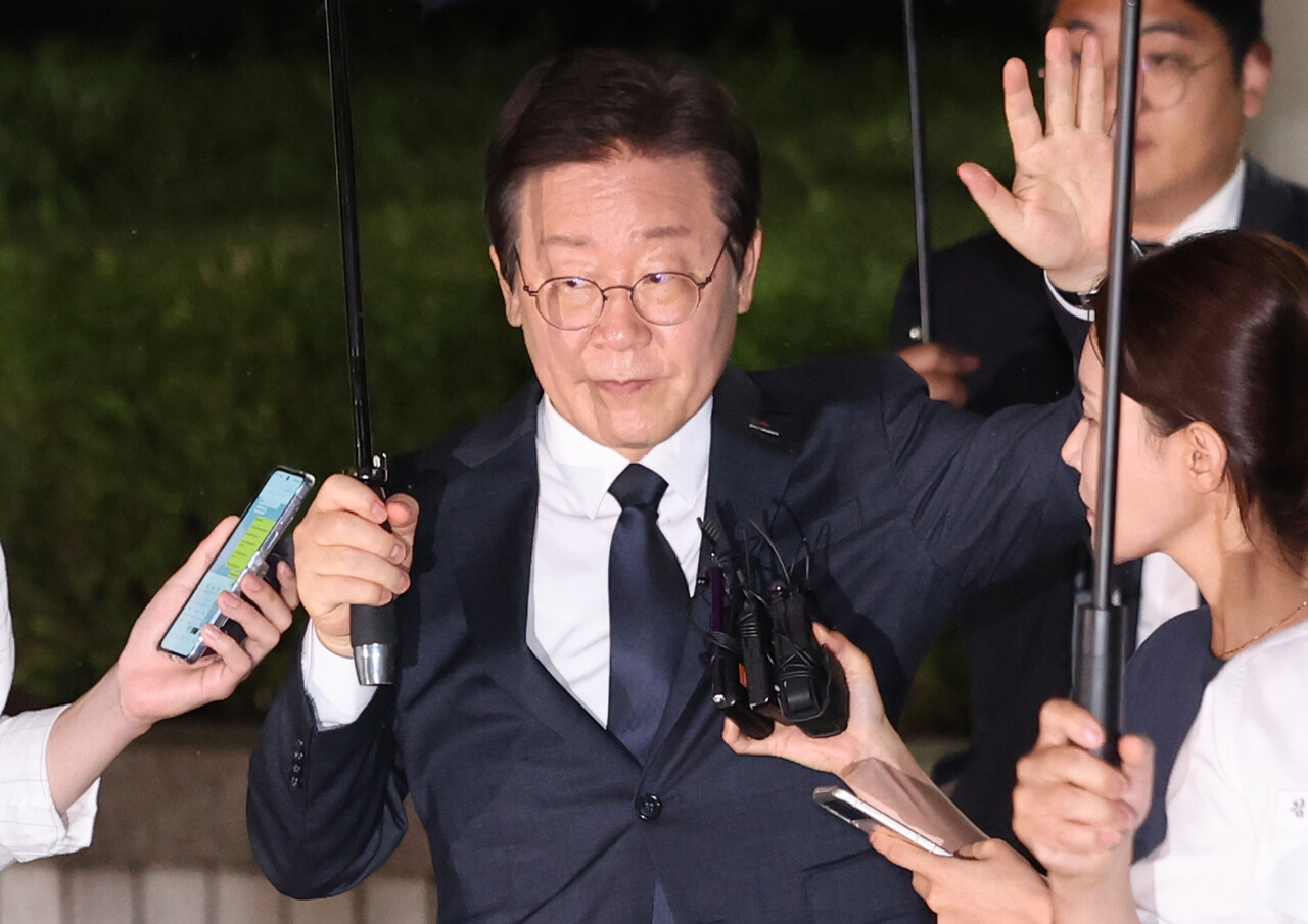 지난 대선 과정에서 허위 발언을 한 혐의로 기소된 더불어민주당 이재명 대표가 지난 20일 오후 서울 서초구 서울중앙지방법원에서 열린 공직선거법 위반 1심 결심 공판을 마친 뒤 법원 청사를 나서고 있다.